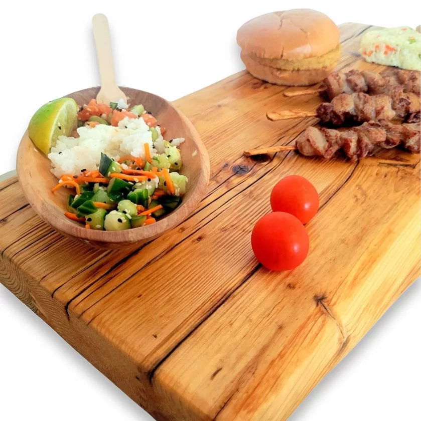 Servierbrett aus Massivholz / Altholz in Farbe honey dekoriert mit Salat, Tomaten, Fleischspießen, Reis und zwei Burgern Servierbrett aus Massivholz / Altholz in Farbe honey dekoriert mit Salat, Tomaten, Fleischspießen, Reis und zwei Burgern